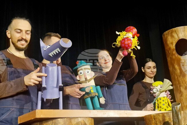 Театърът не е обикновен занаят или професия, каза за БТА в Хасково режисьорът Леонард Капон