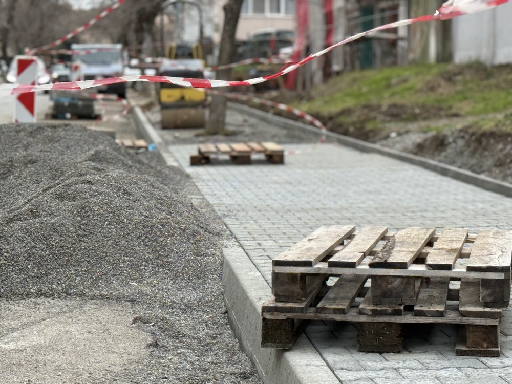 Продължават текущите ремонти на тротоарите и бордюрите в Сливен