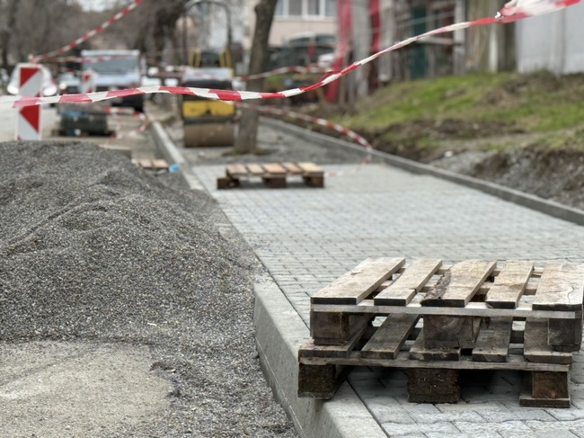 Продължават текущите ремонти на тротоарите и бордюрите в Сливен