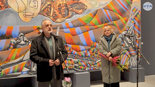 В творбите на Валентин Дончевски има всичко - страст, радост, болка, вяра, откровение и много цвят, каза художничката Долорес Дилова