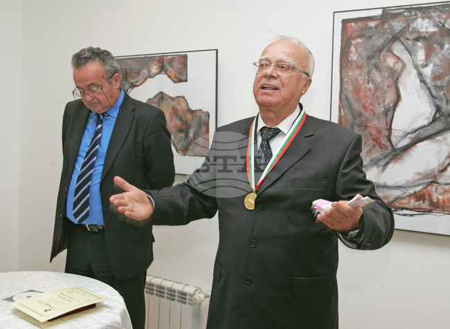 Проф. Юлиан Вучков - есеист, публицист, театрален, литературен и телевизионен критик