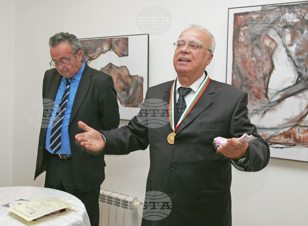 Проф. Юлиан Вучков - есеист, публицист, театрален, литературен и телевизионен критик