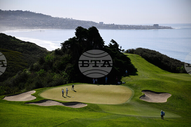 APTOPIX Farmers Insurance Open Golf