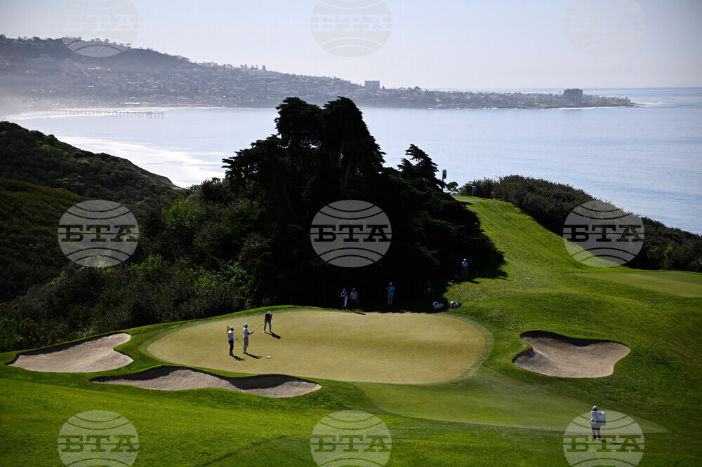 APTOPIX Farmers Insurance Open Golf