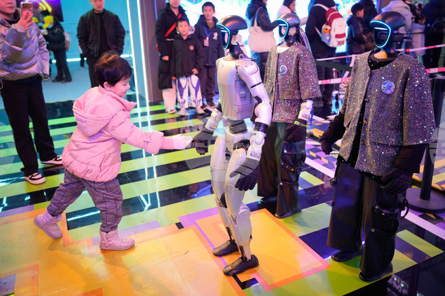 Гъвкав и лек хуманоиден робот за дома разработиха учени в Китай