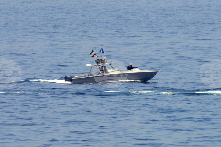 Американски петролен танкер бе приближен от шест малки лодки на