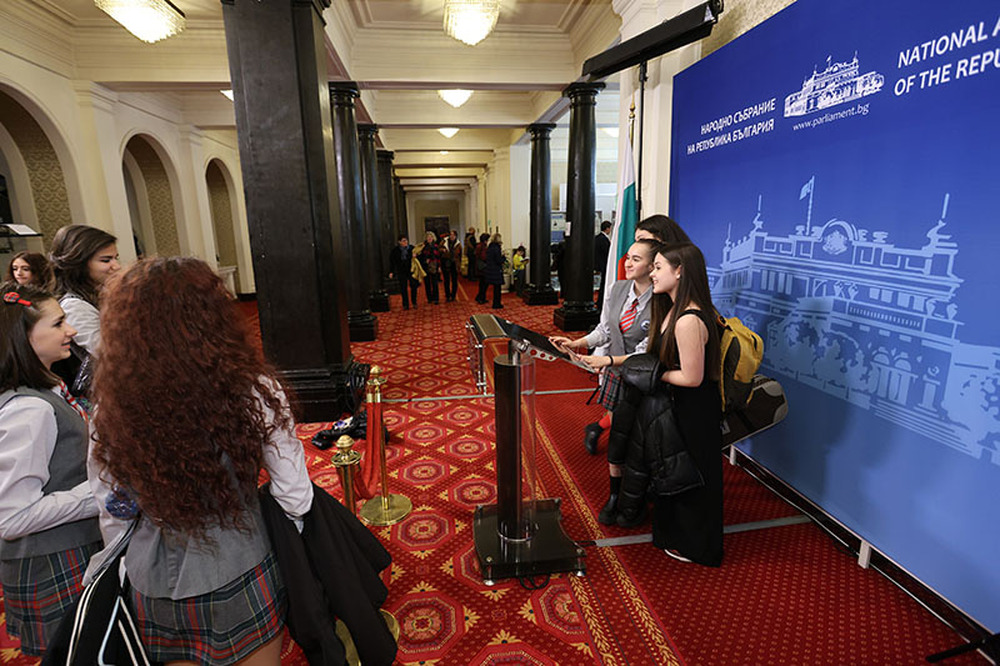 Народно събрание: Близо 4000 граждани посетиха Народното събрание в Деня на отворени врати на институцията по повод 80-ата годишнина от спасяването на българските евреи
