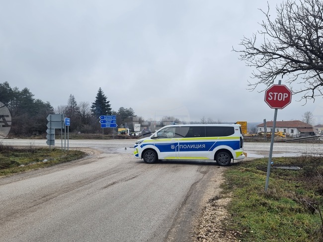 Въведени са обходни маршрути по път I-3 заради протест в района на село Телиш