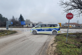 Село Телиш - протест срещу войната по пътищата - блокада на път