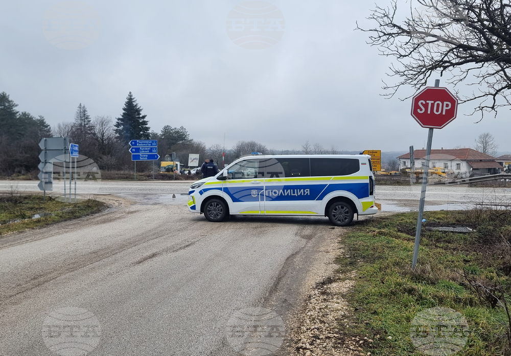Село Телиш - протест срещу войната по пътищата - блокада на път
