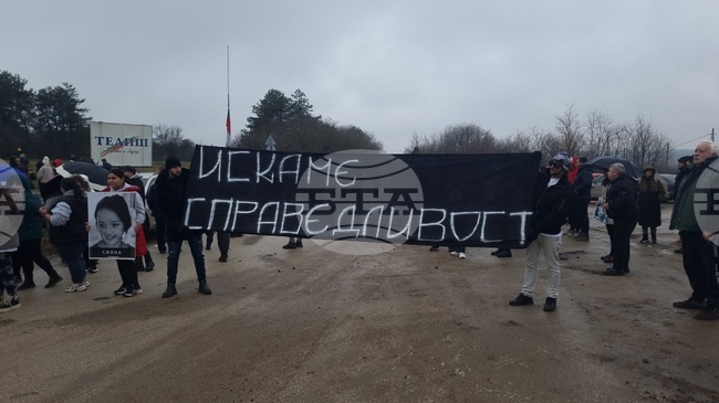 Протестиращи се събраха на пътя Бяла - Ботегвргад при разклона за село Телиш 