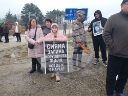 Село Телиш - протест срещу войната по пътищата - блокада на път