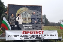 Село Телиш - протест срещу войната по пътищата - блокада на път