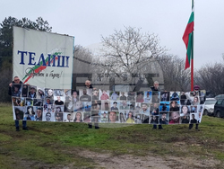 Село Телиш - протест срещу войната по пътищата - блокада на път