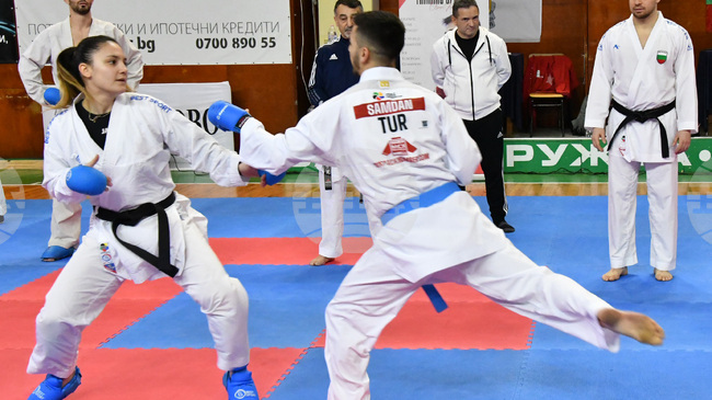 Над 200 каратеки започнаха олимпийски тренировъчен лагер за въвеждане на нова система за подготовка в Хасково