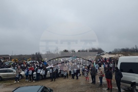 Село Телиш - протест срещу войната по пътищата - блокада на път