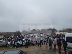 Село Телиш - протест срещу войната по пътищата - блокада на път