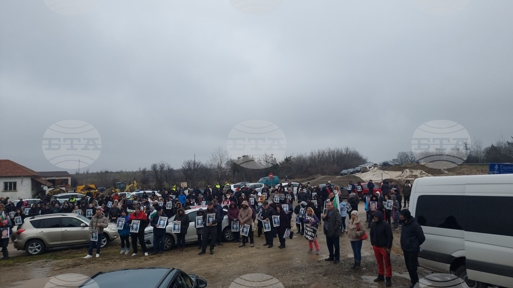 Село Телиш - протест срещу войната по пътищата - блокада на път