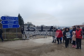Село Телиш - протест срещу войната по пътищата - блокада на път