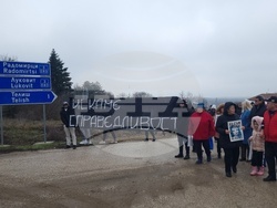 Село Телиш - протест срещу войната по пътищата - блокада на път