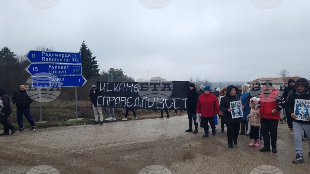 Село Телиш - протест срещу войната по пътищата - блокада на път