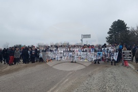 Село Телиш - протест срещу войната по пътищата - блокада на път