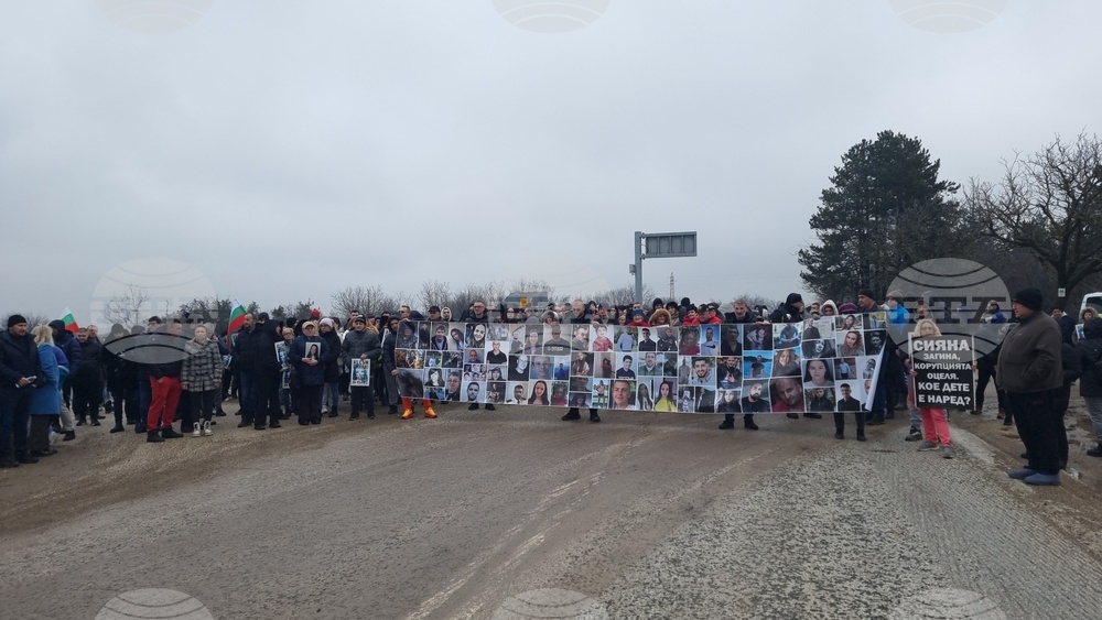 Село Телиш - протест срещу войната по пътищата - блокада на път
