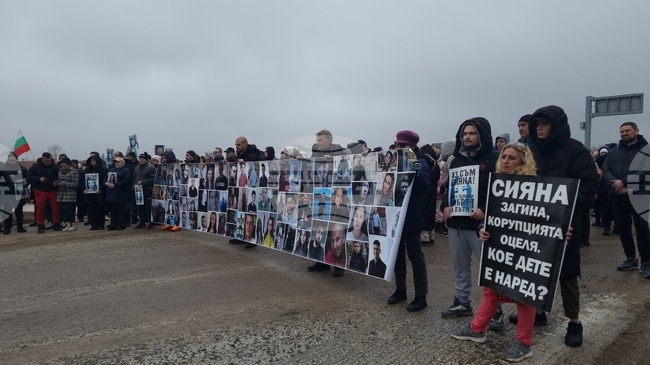 Протестът срещу войната по пътищата край село Телиш приключи