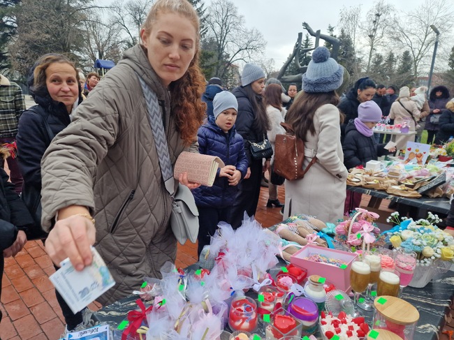 Повече от 6000 евро събраха в Търговище на благотворително хоро с базар в подкрепа на лечението на шестгодишно дете