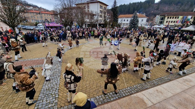 Близо 540 души се включиха в шестото издание на Зимния празник в духа на маскарадните игри в Трън