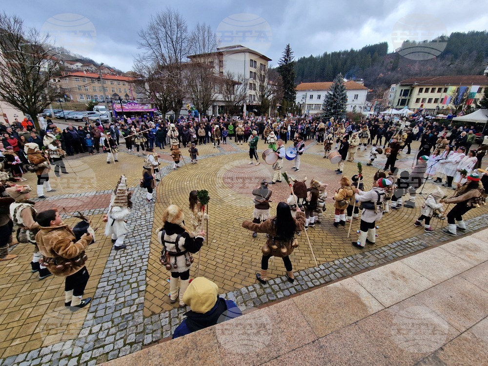 Близо 540 души се включиха в шестото издание на Зимния празник в духа на маскарадните игри в Трън