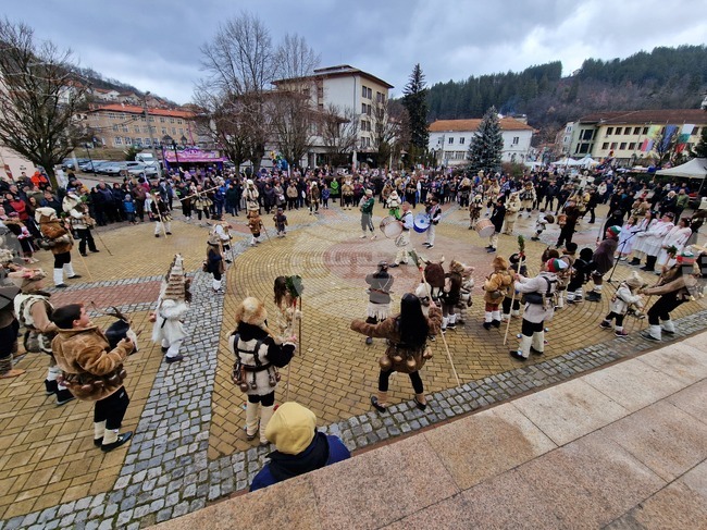 Близо 540 души се включиха в шестото издание на Зимния празник в духа на маскарадните игри в Трън
