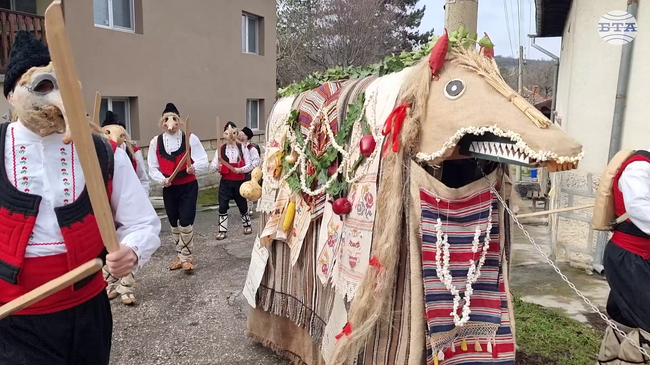 Джамал гони злите сили и благославя за здраве и плодородие в русенското село Кошов