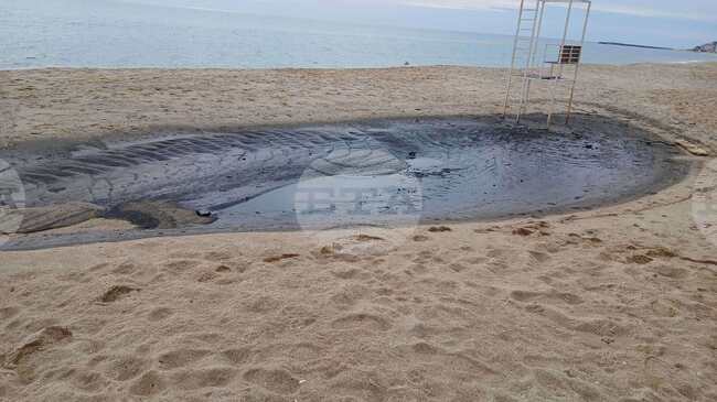 Северната част на плаж Кабакум край Варна е замърсена с нефтопродукт