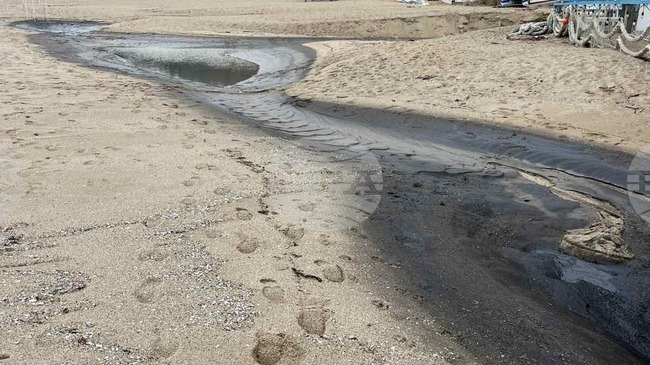 Плаж "Кабакум - Север" край Варна е почистен от нефтопродукти, съобщиха от Министерството на околната среда и водите