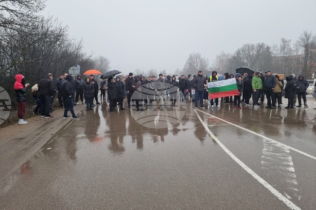 Протестиращи блокираха пътя Е-79 край Монтана и поискаха по-добри пътища и наказание за виновните за катастрофи