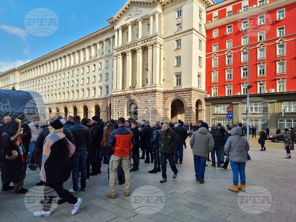 Активисти на ГЕРБ се събраха пред Министерския съвет в подкрепа на лидера си Бойко Борисов
