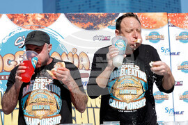 Vegas-Bagel-Eating Contest