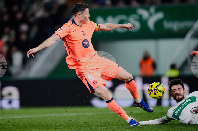 Нападателят на Барселона Роберт Левандовски няма да вземе решение за бъдещето си в клуба преди април