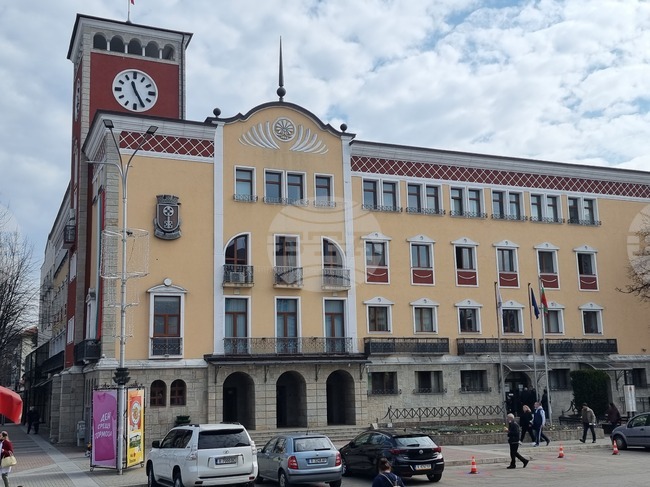 Заради променени данъци община Хасково спира временно плащането от страна на граждани и фирми