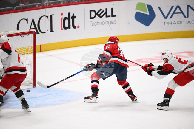 Джъстин Сурдиф отбеляза гол в продължението, с който Вашингтон победи гостуващия Каролина в НХЛ