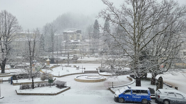 Сняг вали в Смолянска област, пътищата са проходими при зимни условия