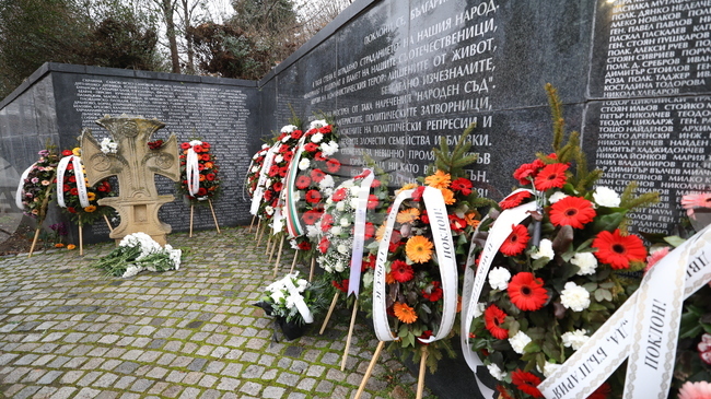 Политици, общественици и граждани почетоха в София паметта на жертвите на комунистическия режим 