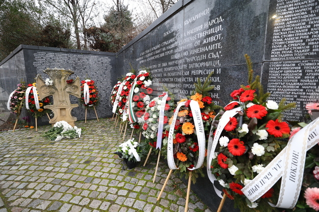 Мемориал на жертвите на комунистическия режим - поднасяне на венци