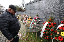 Мемориал на жертвите на комунистическия режим - поднасяне на венци