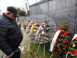 Мемориал на жертвите на комунистическия режим - поднасяне на венци