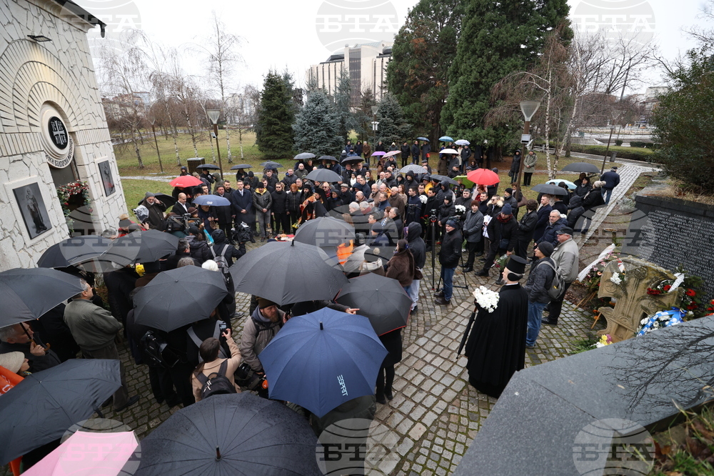 Мемориал на жертвите на комунистическия режим - поднасяне на венци