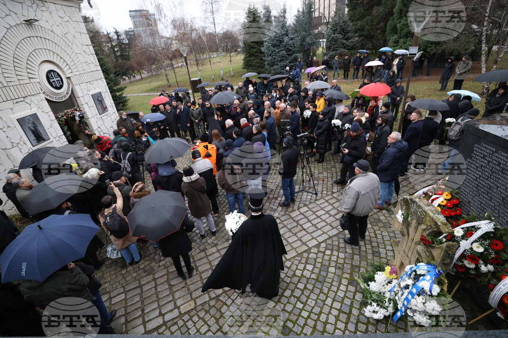 Мемориал на жертвите на комунистическия режим - поднасяне на венци