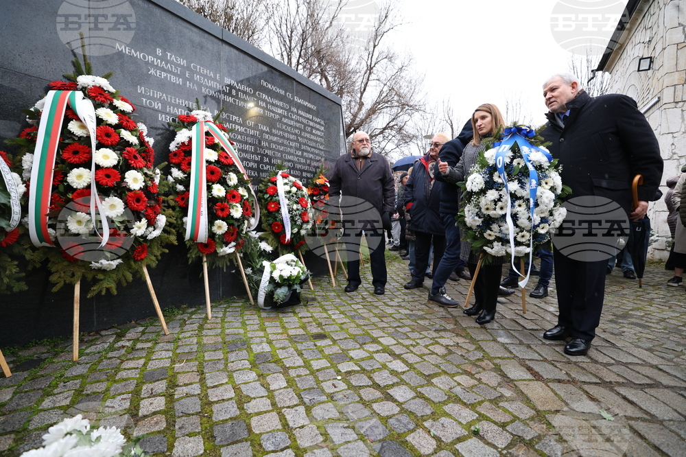 Мемориал на жертвите на комунистическия режим - поднасяне на венци