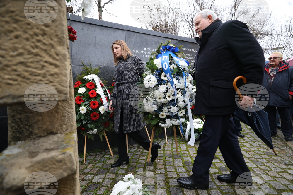 Мемориал на жертвите на комунистическия режим - поднасяне на венци
